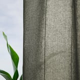 Cortina verde revela planta, fita de cabeçalho no topo.