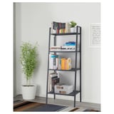 Estante com várias prateleiras comporta livros e decoração. É projetado com estilo e praticidade em mente para organizar e exibir itens.