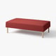 Puff vermelho LILLEHEM, forma retangular elegante, pernas de madeira, assento almofadado.