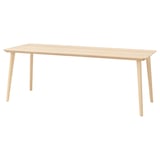 Mesa de jantar em madeira clara, simples, retangular. Quatro pernas afuniladas, acabamento natural.