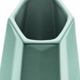 Close-up de vaso verde menta elegante, superfície lisa e forma única.