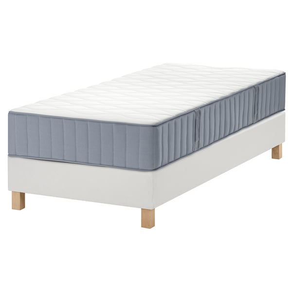 Um estrado LYNGÖR branco com colchão cinza e branco com 7 zonas de conforto e molas ensacadas.