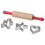 MÅLA baking tools: um rolo de madeira com alças vermelhas e cortadores de biscoitos de metal em formas de estrela, coração e boneco de neve.