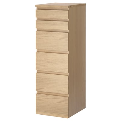 Uma cómoda ikea MALM em carvalho claro com seis gavetas lisas num design minimalista para arrumação no quarto.