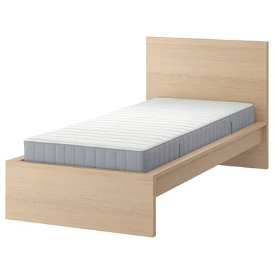 Cama MALM minimalista de madeira clara com colchão azul e branco.