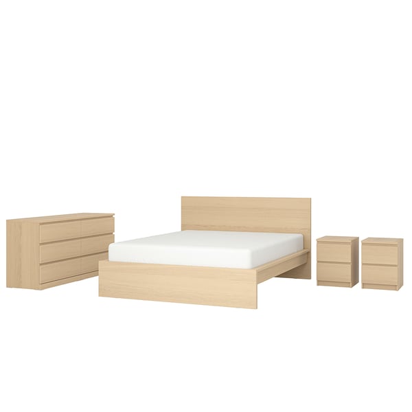 Jogo de quarto MALM de madeira clara. Inclui cama, duas mesinhas de cabeceira e cômoda. Design limpo e minimalista.