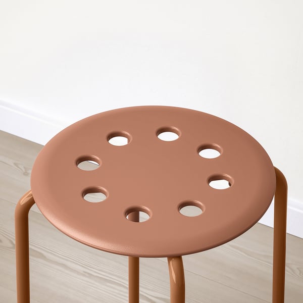 Banco empilhável marrom com recortes circulares, pernas de aço resistentes, ideal para cozinha ou corredor.