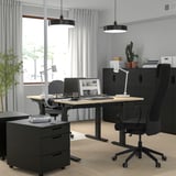 Cadeira de escritório ergonómica MARKUS em preto, estofos em malha, altura e inclinação ajustáveis, adapta-se a secretárias modernas, elegante e confortável.
