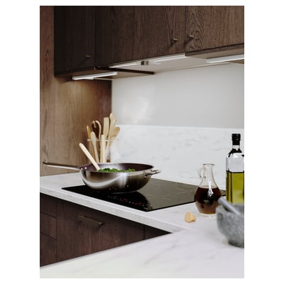 Cooktop de indução preto com quatro zonas de aquecimento, controles de toque e recurso de reforço para aquecimento rápido.