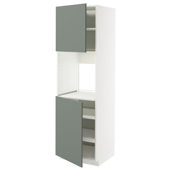 Móvel de cozinha moderno com portas verde-acinzentadas, moldura branca e prateleiras ajustáveis.