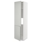 Um armário de cozinha branco, alto e fino do sistema METOD. São duas portas e prateleiras internas. O gabinete é moderno e minimalista em design.