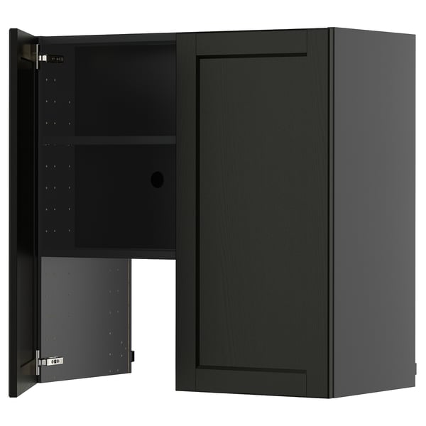 Armário de parede preto da METOD kitchen system, com duas portas com bordas chanfradas em folheado de freixo. Uma porta parcialmente aberta, revelando prateleira dentro.