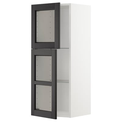 Armário de cozinha METOD com portas de vitrais pretos e moldura branca.