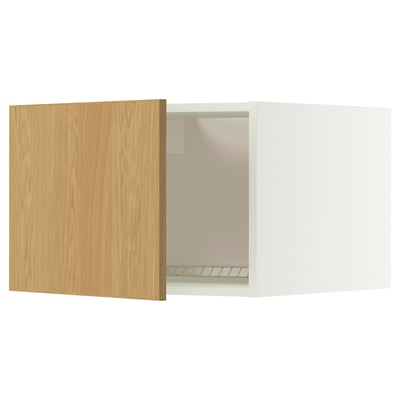 Um armário de cozinha METOD branco com uma porta de madeira clara ligeiramente entreaberta. É um design de tela plana e dobradiças de encaixe.