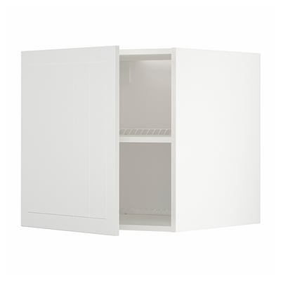 Armário de cozinha branco METOD com uma porta aberta, mostrando prateleiras.