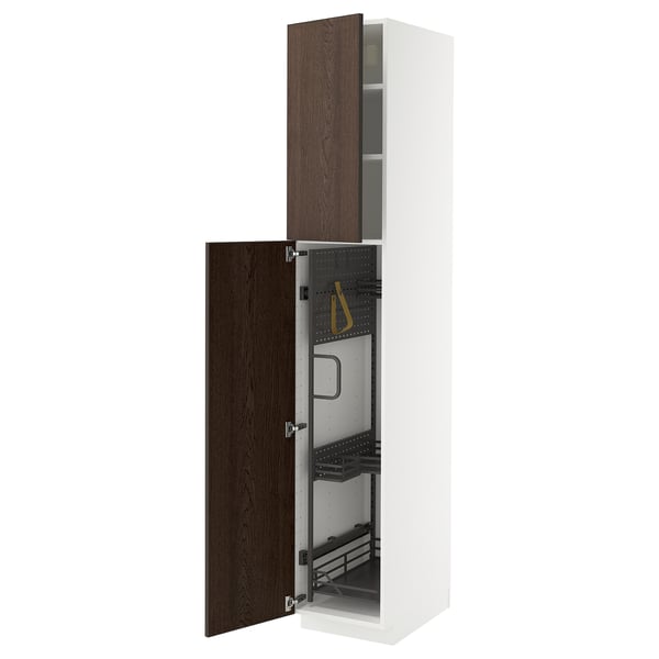 Um armário de cozinha branco e castanho escuro mais alto do sistema ikeas METOD. É ajustável prateleiras e organizadores extraíveis para armazenamento.