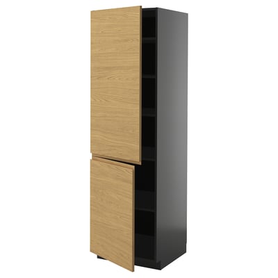 Um armário de cozinha alto preto com portas de madeira clara e puxadores minimalistas, parte do sistema de cozinha METOD.