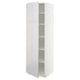 Um armário ikea METOD branco e alto. Tem um acabamento brilhante, prateleiras ajustáveis e uma porta que pode ser montada em ambos os lados.