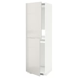 Um armário de cozinha METOD branco com acabamento brilhante e duas portas. É um design elegante e moderno com prateleiras ajustáveis.