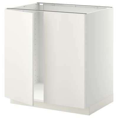 Um armário de cozinha branco METOD da ikea. É uma unidade retangular elegante com bordas suaves e um design limpo.