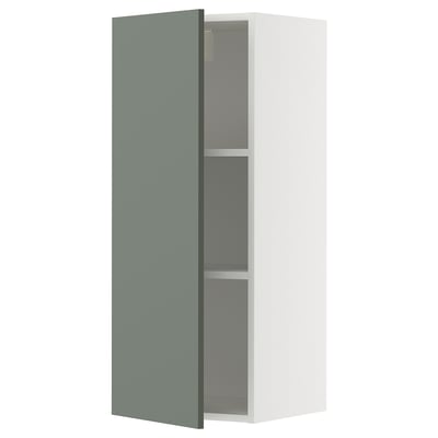 Armário de parede METOD branco com porta verde-acinzentada. Tem duas prateleiras no interior e tem um design moderno.
