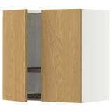 Armário de cozinha de madeira com portas de carvalho claro e prateleira de metal, um fundo branco quadrado aberto.