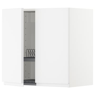 Um armário de cozinha METOD branco com uma única porta aberta revelando prateleiras laterais e um escorredor de loiça.