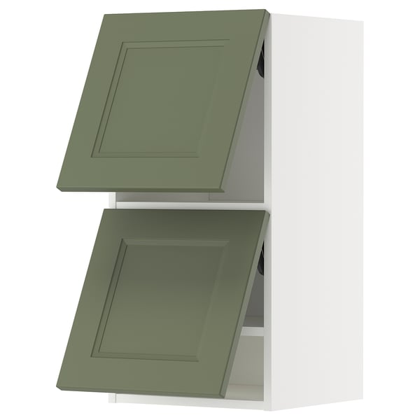 Dois armários de parede de cozinha verde-oliva com portas quadradas e um design moderno.