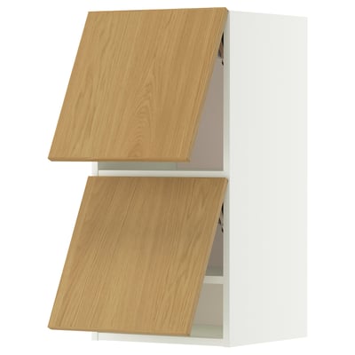 METOD armários de parede com portas de madeira. Acabamento em carvalho marrom claro, formato retangular, moldura branca e design de duas portas.