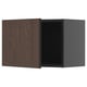 Um armário de cozinha moderno marrom escuro com uma porta de madeira-textured. É elegante, retangular e faz parte do sistema METOD.