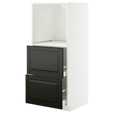 O móvel de cozinha ikea METOD, um armário alto branco com frentes de gaveta pretas, duas gavetas e uma prateleira aberta na parte superior.