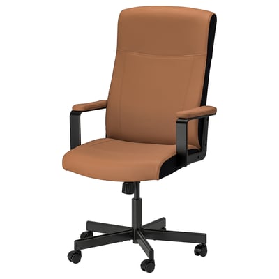Cadeira de escritório MILLBERGET marrom com base e braços pretos. Encosto alto, altura ajustável e acolchoado para maior conforto.