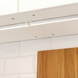 Teto de cozinha moderno, com tiras de led integradas e energeticamente eficientes para uma iluminação uniforme da bancada.