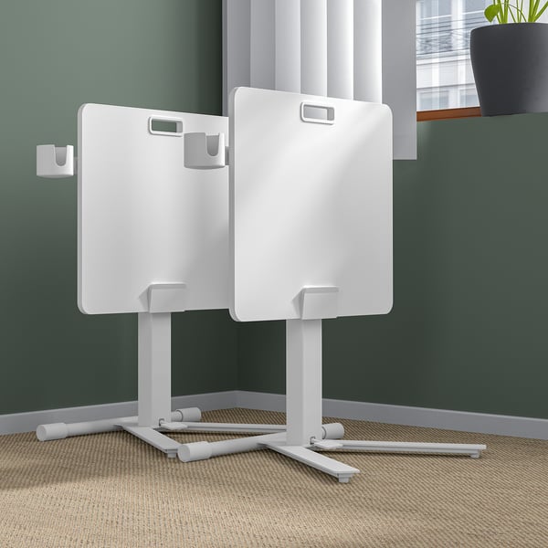 Duas mesas ajustáveis para laptop, ideais para salas de conferência ou uso no lobby. Faixa de altura: 70-115 cm, tampo inclinável.