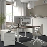 Escritório doméstico moderno: mesa MITTZON, branca; metal e madeira, retangular; altura - ajustável, sentado monitor de computador, cadeira cinza.