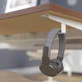 Os fones de ouvido ficam perfeitamente pendurados no gancho de mesa MITTZON, mantendo o espaço de trabalho organizado.