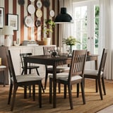 Conjunto de jantar compacto com mesa, cadeiras e aparador em sala aconchegante.