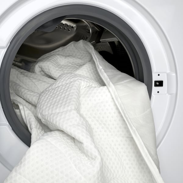 Colchão NORRSELE branco na secadora, mostrando capa de pelúcia, dupla face, lavável.