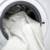 Colchão NORRSELE branco na secadora, mostrando capa de pelúcia, dupla face, lavável.