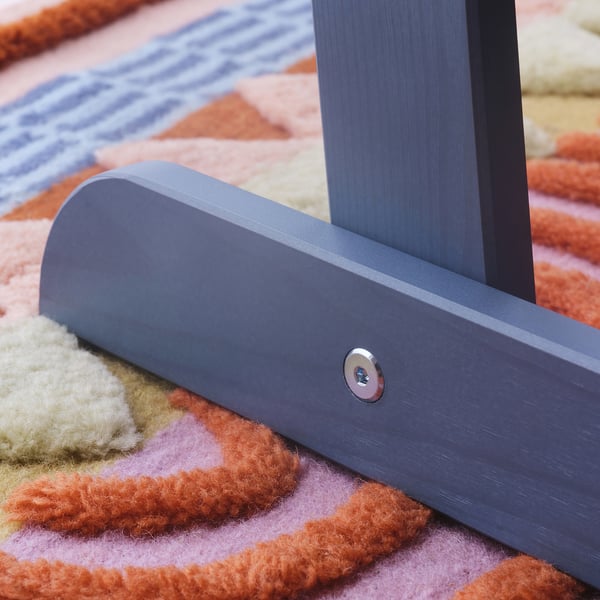 Perna de móveis de metal cinza elegante no tapete