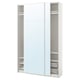 Opção: Roupeiro PAX branco com portas de vidro, prateleiras metálicas e cesto de rede para arrumação. Portas de correr, design moderno.