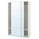 Opção: Roupeiro PAX branco com portas de correr espelhadas e prateleiras metálicas. Design moderno e minimalista.