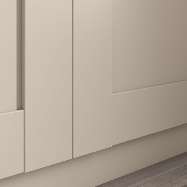 Armário moderno em branco sujo com superfícies planas e linhas limpas.