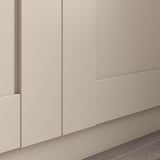 Armário moderno em branco sujo com superfícies planas e linhas limpas.