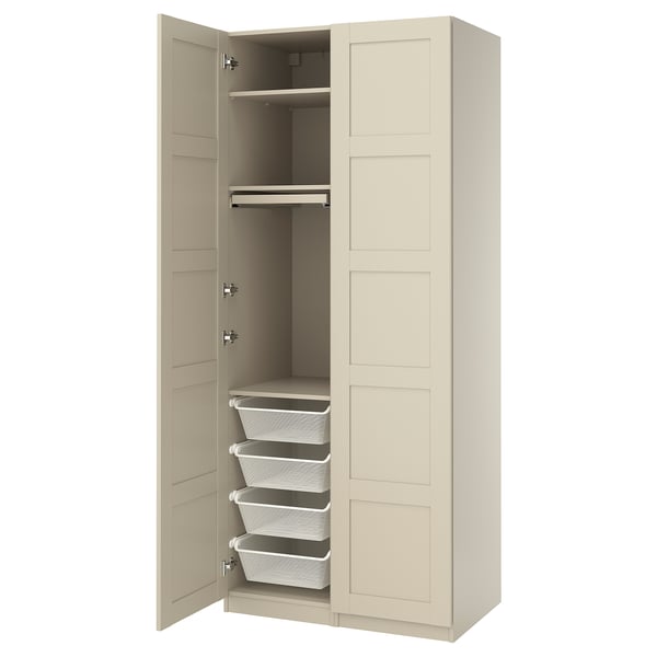 Guarda-roupa PAX bege com cestos de arame branco e cabides.