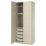 Guarda-roupa PAX bege com cestos de arame branco e cabides.