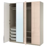 Um roupeiro ikea PAX bege com portas espelhadas com fecho suave e gavetas em rede.