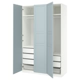 Guarda-roupa PAX, azul claro, retangular, com portas abertas revelando prateleiras e gavetas.