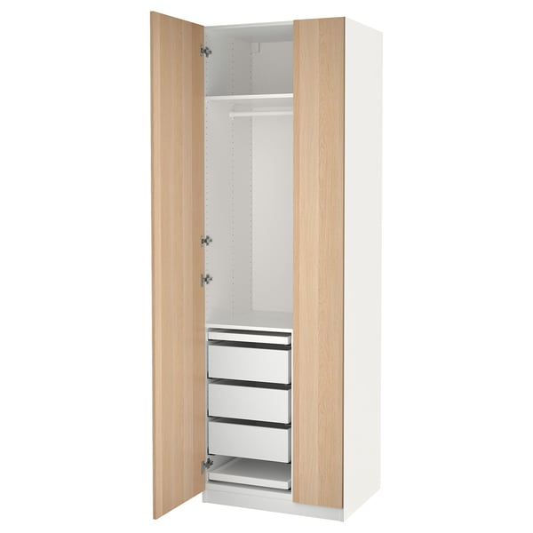 Guarda-roupa PAX branco e com textura de madeira. Possui várias gavetas e compartimentos, posicionados verticalmente. Um design elegante e moderno.