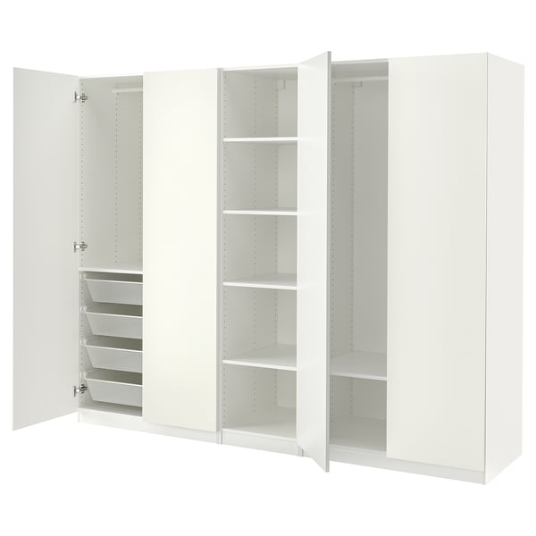 Um roupeiro ikea PAX branco com portas abertas, prateleiras reveladoras e um cesto.